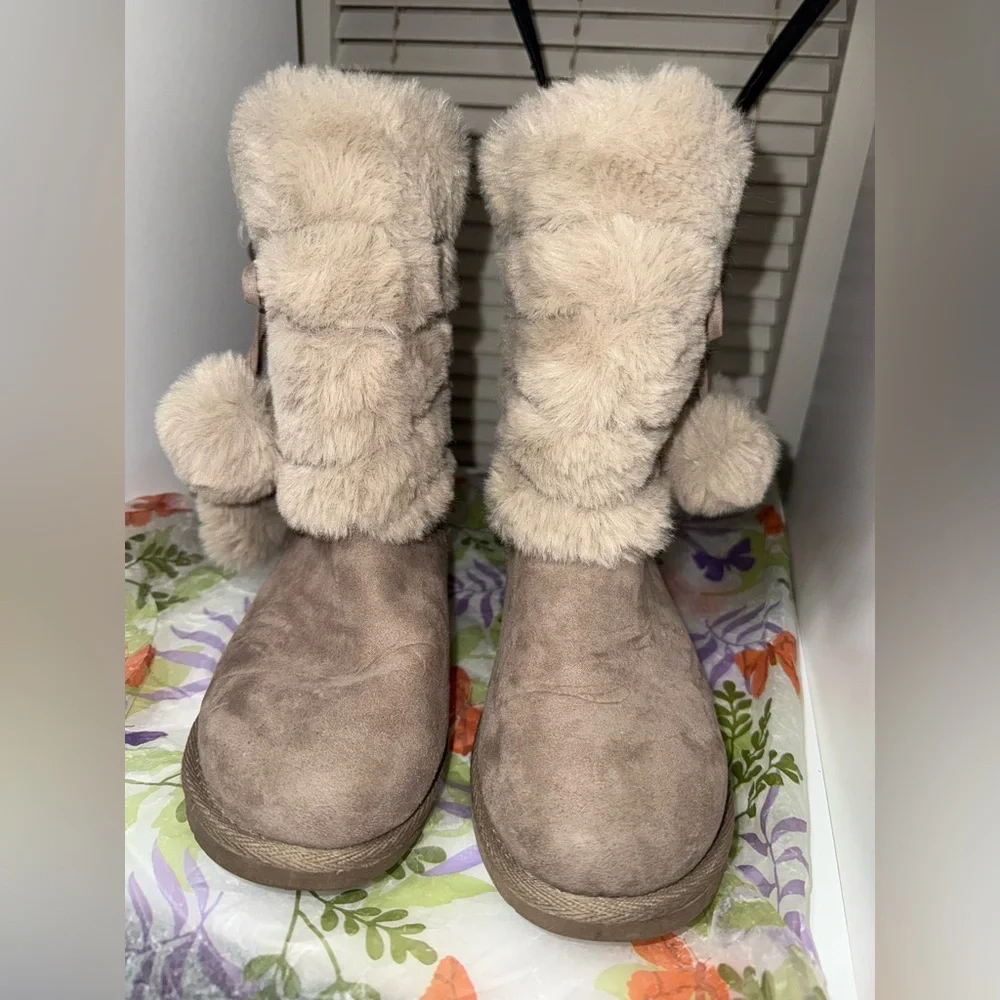 Makalu Faux Fur Winter Boots (Youth 3M) with flaws